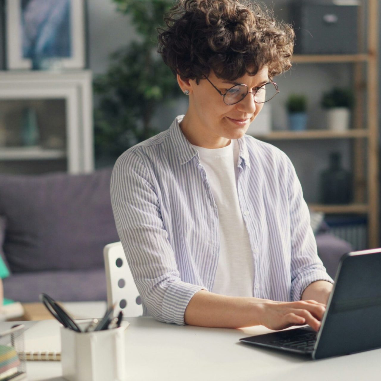 female author on laptop - intentionallyflourish.com